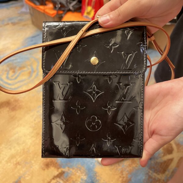LV 漆皮小斜挎