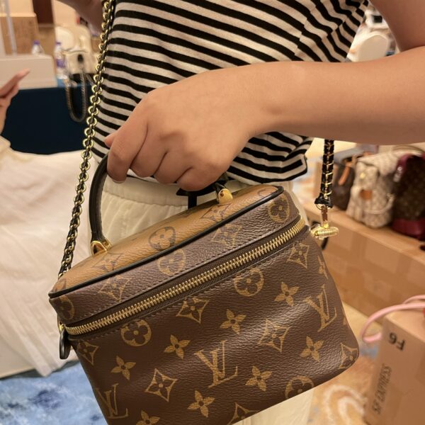 LV 化妆包斜挎